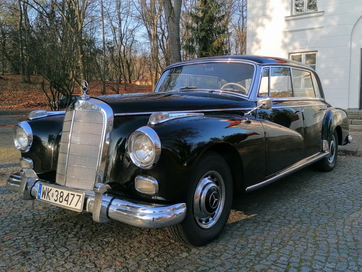 Podwarszawski dealer samochodów klasycznych, firma Classic Motors umieszcza w swojej ofercie prawdziwy pomnik historii polskiej motoryzacji. 60 letnia limuzyna, Mercedes-Benz 300d Adenauer, którą byli wożeni tacy oficjele jak Gomułka, czy Gierek jest obecnie dostępna na sprzedaż!
Fot. materiały prasowe Podwarszawski dealer samochodów klasycznych, firma Classic Motors umieszcza w swojej ofercie prawdziwy pomnik historii polskiej motoryzacji. 60 letnia limuzyna, Mercedes-Benz 300d Adenauer, którą byli wożeni tacy oficjele jak Gomułka, czy Gierek jest obecnie dostępna na sprzedaż!
Fot. materiały prasowe