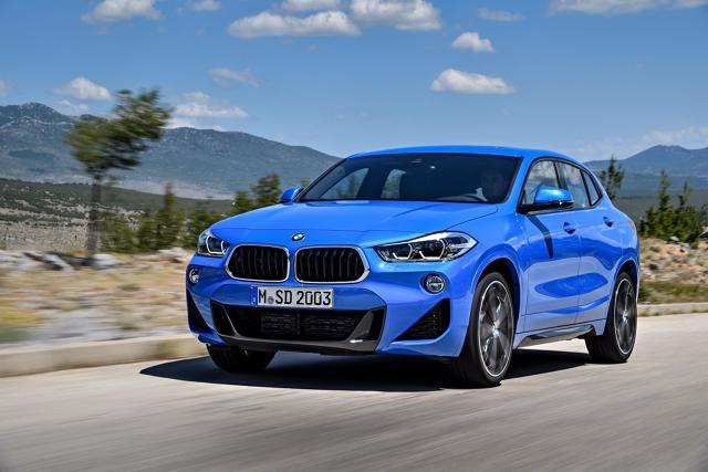 BMW X2
Auto mierzy 4360 mm długości, 1824 mm szerokości i 1526 mm wysokości, natomiast jego rozstaw osi to 2670 mm. Uwagę zwracają m.in. emblematy BMW na słupkach C oraz nowa stylistyka atrapy chłodnicy – nerki są tu (po raz pierwszy w nowoczesnym BMW) szersze u dołu niż u góry.
Fot. BMW BMW X2
Auto mierzy 4360 mm długości, 1824 mm szerokości i 1526 mm wysokości, natomiast jego rozstaw osi to 2670 mm. Uwagę zwracają m.in. emblematy BMW na słupkach C oraz nowa stylistyka atrapy chłodnicy – nerki są tu (po raz pierwszy w nowoczesnym BMW) szersze u dołu niż u góry.
Fot. BMW