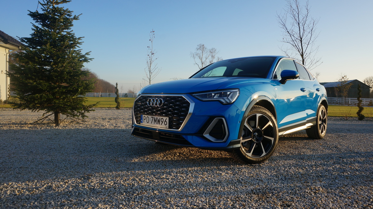 Audi Q3 Sportback
Audi Q3 Sportback w tym momencie oferowany jest z dwoma silnikami benzynowymi – 1.5 TFSI (nazwa modelu 35 TFSI), który produkuje 150 KM i może być zestrojony z manualną 6-biegową skrzynią lub automatyczną S tronic (z techniką mild hybrid) oraz 2.0 TFSI (45 TFSI) ze skrzynią S tronic z 230 końmi na pokładzie. W późniejszym terminie wprowadzone zostaną również silniki wysokoprężne o mocy 150 i 190 KM.
Fot. Konrad Grobel Audi Q3 Sportback
Audi Q3 Sportback w tym momencie oferowany jest z dwoma silnikami benzynowymi – 1.5 TFSI (nazwa modelu 35 TFSI), który produkuje 150 KM i może być zestrojony z manualną 6-biegową skrzynią lub automatyczną S tronic (z techniką mild hybrid) oraz 2.0 TFSI (45 TFSI) ze skrzynią S tronic z 230 końmi na pokładzie. W późniejszym terminie wprowadzone zostaną również silniki wysokoprężne o mocy 150 i 190 KM.
Fot. Konrad Grobel