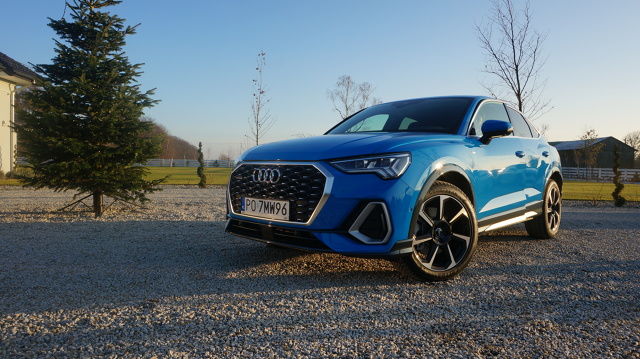 Audi Q3 Sportback
Audi Q3 Sportback w tym momencie oferowany jest z dwoma silnikami benzynowymi – 1.5 TFSI (nazwa modelu 35 TFSI), który produkuje 150 KM i może być zestrojony z manualną 6-biegową skrzynią lub automatyczną S tronic (z techniką mild hybrid) oraz 2.0 TFSI (45 TFSI) ze skrzynią S tronic z 230 końmi na pokładzie. W późniejszym terminie wprowadzone zostaną również silniki wysokoprężne o mocy 150 i 190 KM.
Fot. Konrad Grobel Audi Q3 Sportback
Audi Q3 Sportback w tym momencie oferowany jest z dwoma silnikami benzynowymi – 1.5 TFSI (nazwa modelu 35 TFSI), który produkuje 150 KM i może być zestrojony z manualną 6-biegową skrzynią lub automatyczną S tronic (z techniką mild hybrid) oraz 2.0 TFSI (45 TFSI) ze skrzynią S tronic z 230 końmi na pokładzie. W późniejszym terminie wprowadzone zostaną również silniki wysokoprężne o mocy 150 i 190 KM.
Fot. Konrad Grobel