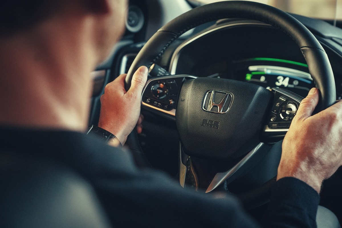 Honda CR-V Hybrid
Każda Honda CR-V wyjeżdżająca z salonu ma na pokładzie układ stabilizacji toru jazdy Vehicle Stability Assist (VSA®) posiadający funkcję kontroli trakcji. System ten zapewnia kierowcy większe możliwości kontrolowania zachowania pojazdu podczas przyspieszania, hamowania oraz pokonywania zakrętów. Innym ważnym rozwiązaniem jest zmodernizowany system monitorowania ciśnienia w ogumieniu (DWS).
Fot. Honda Honda CR-V Hybrid
Każda Honda CR-V wyjeżdżająca z salonu ma na pokładzie układ stabilizacji toru jazdy Vehicle Stability Assist (VSA®) posiadający funkcję kontroli trakcji. System ten zapewnia kierowcy większe możliwości kontrolowania zachowania pojazdu podczas przyspieszania, hamowania oraz pokonywania zakrętów. Innym ważnym rozwiązaniem jest zmodernizowany system monitorowania ciśnienia w ogumieniu (DWS).
Fot. Honda