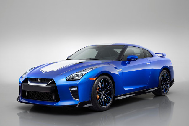 Nissan GT-R 50th Anniversary Edition
Zamówienia na ten szczególny model będzie można składać od 1 lipca, a w Polsce cena samochodu wynosi 590 000 zł. W Europie dostępna będzie limitowana liczba GT-R 50th Anniversary Edition – 50 sztuk.
Fot. Nissan Nissan GT-R 50th Anniversary Edition
Zamówienia na ten szczególny model będzie można składać od 1 lipca, a w Polsce cena samochodu wynosi 590 000 zł. W Europie dostępna będzie limitowana liczba GT-R 50th Anniversary Edition – 50 sztuk.
Fot. Nissan