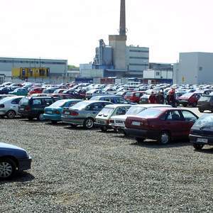 Fot.P. Jasiczek: Mieszkańcy okolic fabryki VW twierdzą, że samochody pozostawiane na placu przy zakładzie naruszają ich dobra osobiste. Fot.P. Jasiczek: Mieszkańcy okolic fabryki VW twierdzą, że samochody pozostawiane na placu przy zakładzie naruszają ich dobra osobiste.