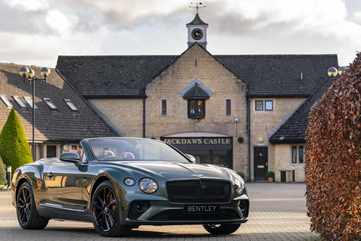 Bentley Continental GT Convertible Equestrian Edition został sfotografowany na Zamku Jackdaws - słynnym ośrodku jeździeckim, 10 km od toru wyścigowego Cheltenham. Fot. Bentley Bentley Continental GT Convertible Equestrian Edition został sfotografowany na Zamku Jackdaws - słynnym ośrodku jeździeckim, 10 km od toru wyścigowego Cheltenham. Fot. Bentley