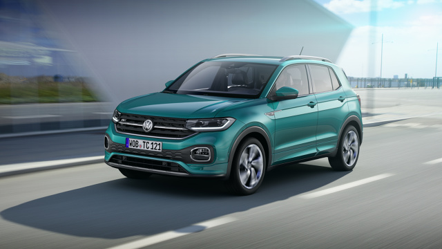 Volkswagen T-Cross
Początkowo do T-Crossa będą oferowane cztery silniki z turbodoładowaniem. Dwie trzycylindrowe benzynowe jednostki TSI o pojemności 1,0 l wyposażone w filtr cząstek stałych mają moc 95 KM oraz 115 KM. Czterocylindrowy silnik 1.5 TSI osiąga moc 150 KM. Ofertę uzupełni czterocylindrowy diesel 1.6 TDI uzyskujący moc 95 KM. Wszystkie jednostki spełniają normę emisji spalin Euro 6d-temp. Zależnie od rodzaju silnika moment obrotowy jest przenoszony do kół przedniej osi za pośrednictwem pięcio- lub sześciobiegowej mechanicznej skrzyni biegów albo za pomocą 7-biegowej przekładni DSG.
Fot. Volkswagen Volkswagen T-Cross
Początkowo do T-Crossa będą oferowane cztery silniki z turbodoładowaniem. Dwie trzycylindrowe benzynowe jednostki TSI o pojemności 1,0 l wyposażone w filtr cząstek stałych mają moc 95 KM oraz 115 KM. Czterocylindrowy silnik 1.5 TSI osiąga moc 150 KM. Ofertę uzupełni czterocylindrowy diesel 1.6 TDI uzyskujący moc 95 KM. Wszystkie jednostki spełniają normę emisji spalin Euro 6d-temp. Zależnie od rodzaju silnika moment obrotowy jest przenoszony do kół przedniej osi za pośrednictwem pięcio- lub sześciobiegowej mechanicznej skrzyni biegów albo za pomocą 7-biegowej przekładni DSG.
Fot. Volkswagen