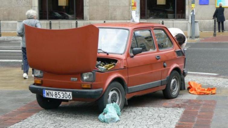 Fiat 126p w roli pługa. Maluchem odśnieża ulice Warszawy