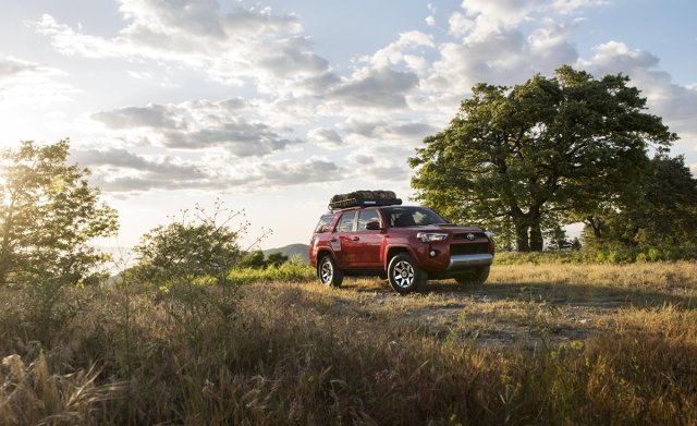 Toyota 4Runner
Nowe wersje specjalne TRD Off-Road i TRD Off-Road Premium są wyposażone w system Multi-Terrain Select i w blokadę tylnego mechanizmu różnicowego, sterowaną elektronicznie. Opcjonalnie można też wybrać system zmiennej sztywności amortyzatorów (Kinetic Dynamic Suspension System, KDSS).
Fot. Toyota Toyota 4Runner
Nowe wersje specjalne TRD Off-Road i TRD Off-Road Premium są wyposażone w system Multi-Terrain Select i w blokadę tylnego mechanizmu różnicowego, sterowaną elektronicznie. Opcjonalnie można też wybrać system zmiennej sztywności amortyzatorów (Kinetic Dynamic Suspension System, KDSS).
Fot. Toyota