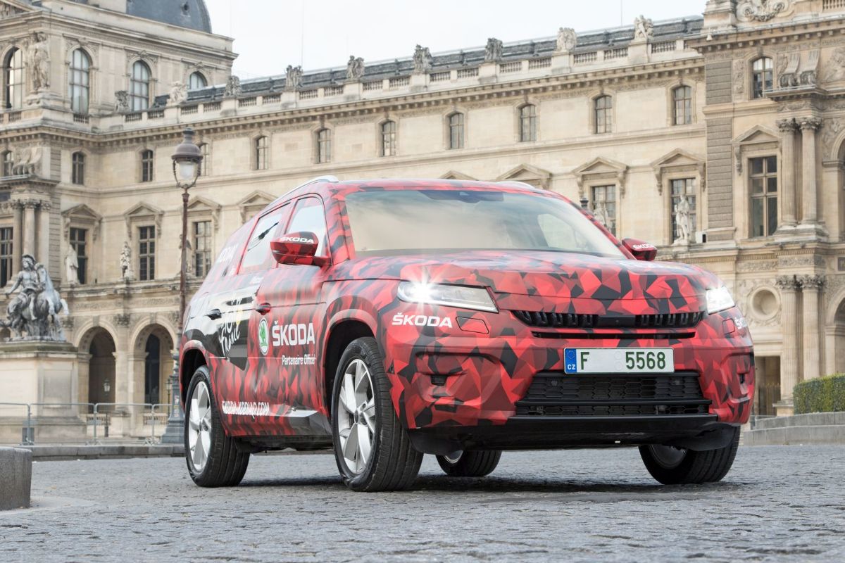 Skoda Kodiaq

Duży SUV czeskiego producenta będzie świętował swoją premierę 1 września bieżącego roku w Berlinie. Jeszcze w tym samym miesiącu Kodiaq ponownie odwiedzi Paryż – tym razem już bez kamuflażu, na międzynarodowych targach samochodowych Mondial de l’Automobile.

Fot. Skoda 