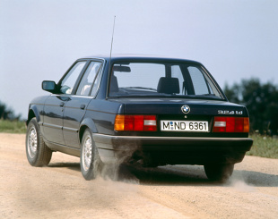 BMW E30

Małe BMW najlepiej ocenić okiem ignoranta, który nic nie wie o marce z Monachium, a przełom lat 80. i 90. spędził w bibliotece. Wówczas z łatwością przekonamy się, że to pociągający klasyk, wygodny do jazdy przez okrągły rok. 

Fot. BMW

