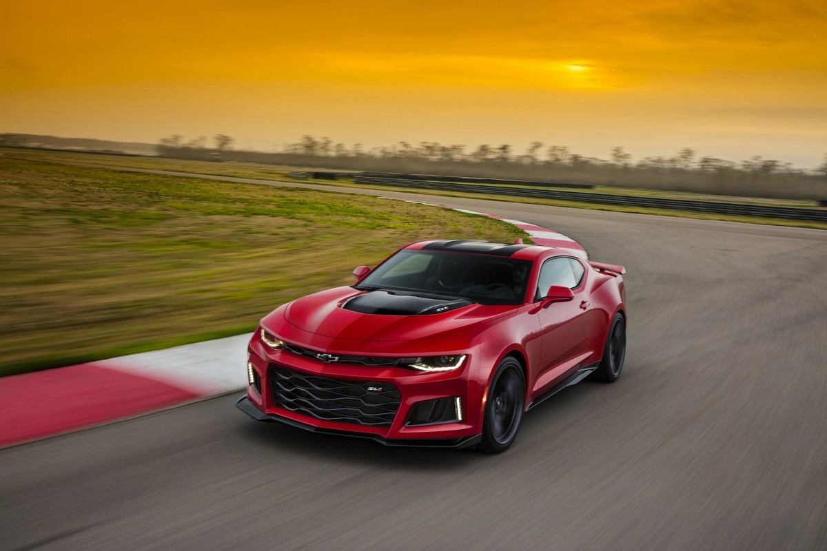 Chevrolet Camaro ZL1
Za napęd ZL1 odpowiada jednostka 6.2 LT4 V8, która dostarcza 640 KM mocy i 870 Nm maksymalnego momentu obrotowego. Silnik może zostać połączony z 6-biegową skrzynią biegów lub automatem o 10 przełożeniach.
Fot. Chevrolet Chevrolet Camaro ZL1
Za napęd ZL1 odpowiada jednostka 6.2 LT4 V8, która dostarcza 640 KM mocy i 870 Nm maksymalnego momentu obrotowego. Silnik może zostać połączony z 6-biegową skrzynią biegów lub automatem o 10 przełożeniach.
Fot. Chevrolet