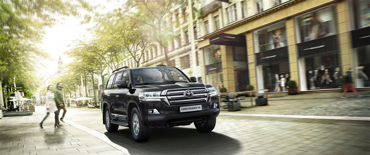 Toyota Land Cruiser V8
Auto dysponuje silnikiem V8 o pojemności 4,6 l, mocy 318 KM i maksymalnym momencie obrotowym 460 Nm, współpracującym z automatyczną 6-biegową skrzynią biegów. Zapewnia przyspieszenie od 0 do 100 km/h w 8,6 s.
Fot. Toyota Toyota Land Cruiser V8
Auto dysponuje silnikiem V8 o pojemności 4,6 l, mocy 318 KM i maksymalnym momencie obrotowym 460 Nm, współpracującym z automatyczną 6-biegową skrzynią biegów. Zapewnia przyspieszenie od 0 do 100 km/h w 8,6 s.
Fot. Toyota