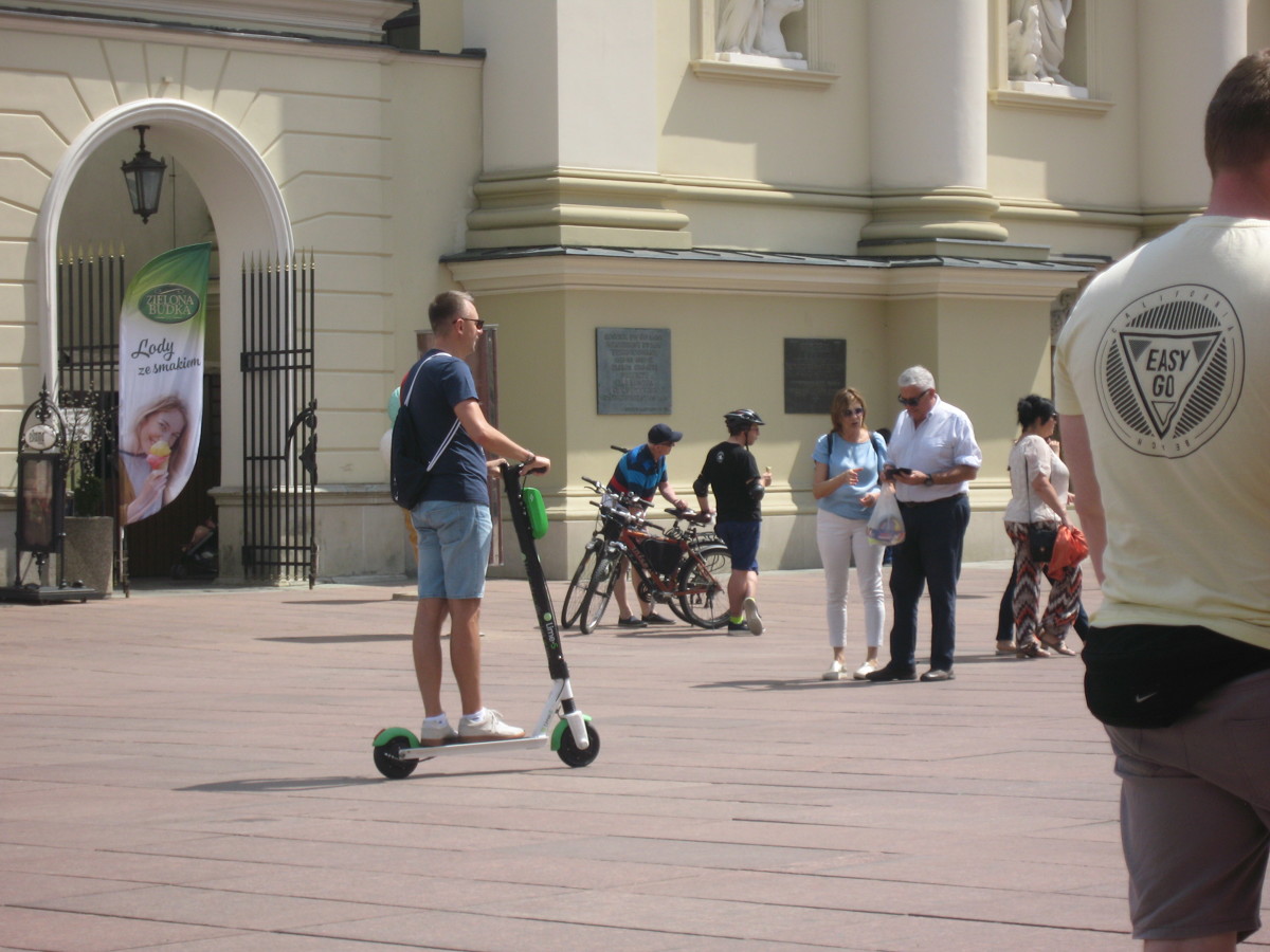 Niby każdy wie czym jest elektryczna hulajnoga. Nie definiuje jej za to prawo i jej status na drodze jest nieustalony. Czyli niby ona jest, ale niby jej nie ma...
Fot. Wiesław Marnic Niby każdy wie czym jest elektryczna hulajnoga. Nie definiuje jej za to prawo i jej status na drodze jest nieustalony. Czyli niby ona jest, ale niby jej nie ma...
Fot. Wiesław Marnic