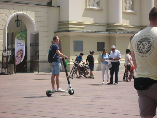 Niby każdy wie czym jest elektryczna hulajnoga. Nie definiuje jej za to prawo i jej status na drodze jest nieustalony. Czyli niby ona jest, ale niby jej nie ma...
Fot. Wiesław Marnic Niby każdy wie czym jest elektryczna hulajnoga. Nie definiuje jej za to prawo i jej status na drodze jest nieustalony. Czyli niby ona jest, ale niby jej nie ma...
Fot. Wiesław Marnic