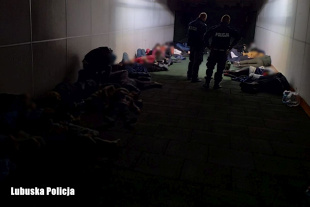 Lubuscy policjanci zatrzymali nielegalny transport, którym w przestrzeni ładunkowej w kierunku granicy z Niemcami, przewożonych było 41 imigrantów. To 37 obywateli Iraku oraz 4 Turcji - 20 mężczyzn, 6 kobiet i 15 dzieci. Samochód kierowany był przez obywatela Ukrainy.<br>Fot. Policja