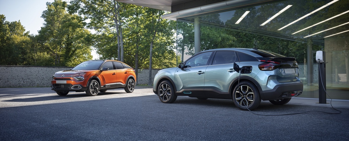 Citroën kontynuuje ofensywę elektryfikacyjną w 2020 r., od dziś skupiając uwagę na segmencie kompaktowych hatchbacków – publikując pierwsze zdjęcia nowego ë-C4 – 100% ëlectric i nowego C4. Premiera 30 czerwca.
Fot. Citroen Citroën kontynuuje ofensywę elektryfikacyjną w 2020 r., od dziś skupiając uwagę na segmencie kompaktowych hatchbacków – publikując pierwsze zdjęcia nowego ë-C4 – 100% ëlectric i nowego C4. Premiera 30 czerwca.
Fot. Citroen