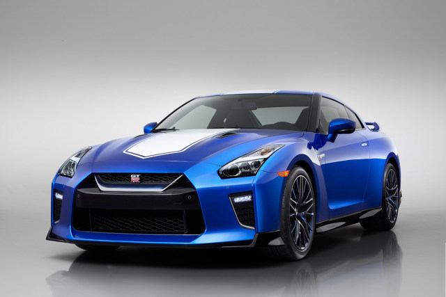 Nissan GT-R 50th Anniversary Edition
Samochody z edycji specjalnej będą dostępne trzech tradycyjnych, dwubarwnych wersjach kolorystycznych. Nawiązują one do kolorów, w jakich GT‑R pojawiał się w wyścigach japońskiej serii GP, z myślą o której został zaprojektowany pierwszy GT‑R.
Fot. Nissan Nissan GT-R 50th Anniversary Edition
Samochody z edycji specjalnej będą dostępne trzech tradycyjnych, dwubarwnych wersjach kolorystycznych. Nawiązują one do kolorów, w jakich GT‑R pojawiał się w wyścigach japońskiej serii GP, z myślą o której został zaprojektowany pierwszy GT‑R.
Fot. Nissan