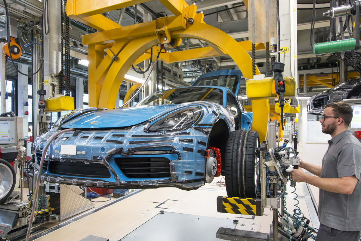 Porsche 718 Cayman
Produkcja wszystkich dwudrzwiowych aut sportowych w siedzibie Porsche do sierpnia wzrośnie do około 240 sztuk dziennie. Obecnie każdego dnia z taśm montażowych w zakładach w Zuffenhausen zjeżdża ponad 220 pojazdów. W roku obrotowym 2015 firma dostarczyła 22 663 egzemplarze modeli Boxster i Cayman (2014: 23 597 sztuk).
Fot. Porsche Porsche 718 Cayman
Produkcja wszystkich dwudrzwiowych aut sportowych w siedzibie Porsche do sierpnia wzrośnie do około 240 sztuk dziennie. Obecnie każdego dnia z taśm montażowych w zakładach w Zuffenhausen zjeżdża ponad 220 pojazdów. W roku obrotowym 2015 firma dostarczyła 22 663 egzemplarze modeli Boxster i Cayman (2014: 23 597 sztuk).
Fot. Porsche