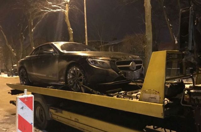 Policjanci w trakcie wykonywanych czynności ustalili, że za zniknięciem pojazdu mogą mieć związek czterej mężczyźni w wieku od 20 do 32 lat. Podejrzewani o kradzież wartego 700 tysięcy złotych samochodu zostali zatrzymani, a następnie przewiezieni do aresztu w Komendzie Miejskiej Policji w Koszalinie.
Fot. Policja.pl Policjanci w trakcie wykonywanych czynności ustalili, że za zniknięciem pojazdu mogą mieć związek czterej mężczyźni w wieku od 20 do 32 lat. Podejrzewani o kradzież wartego 700 tysięcy złotych samochodu zostali zatrzymani, a następnie przewiezieni do aresztu w Komendzie Miejskiej Policji w Koszalinie.
Fot. Policja.pl