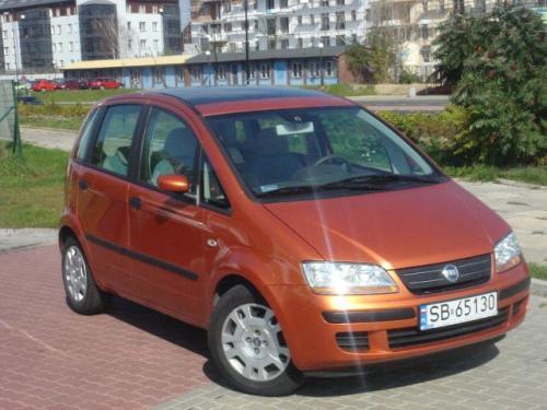 Fot. Bartłomiej Bałdyga: Fiat Idea nie przypomina starszej siostry Multipli - jest od niej zgrabniejszy i dużo ładniejszy. Fot. Bartłomiej Bałdyga: Fiat Idea nie przypomina starszej siostry Multipli - jest od niej zgrabniejszy i dużo ładniejszy.