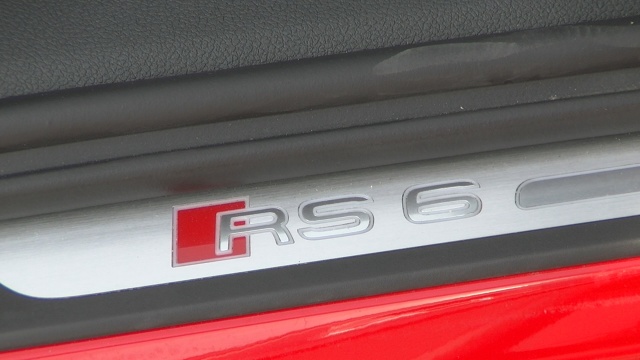 Audi RS6
Standardowe wyposażenie obejmuje m.in. przednie i tylne światła LED-owe, system zmywania reflektorów, czy czujniki deszczu. Za dopłatą 8670 zł auto otrzyma szklany dach panoramiczny. Karoserię w kilku miejscach przyozdobiono emblematami z nazwą modelu.
Fot. Kacper Rogacin Audi RS6
Standardowe wyposażenie obejmuje m.in. przednie i tylne światła LED-owe, system zmywania reflektorów, czy czujniki deszczu. Za dopłatą 8670 zł auto otrzyma szklany dach panoramiczny. Karoserię w kilku miejscach przyozdobiono emblematami z nazwą modelu.
Fot. Kacper Rogacin