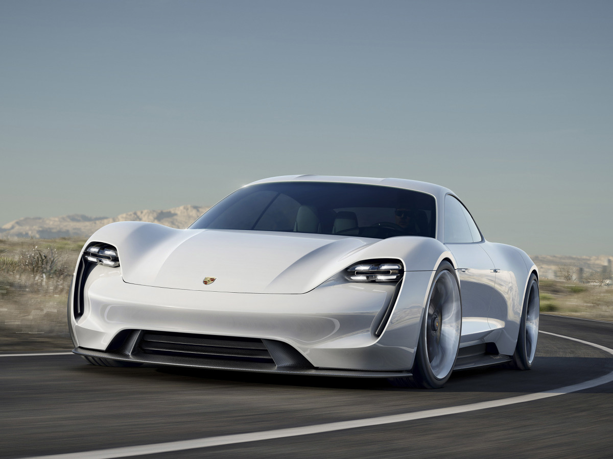 Podczas tegorocznych targów we Frankfurcie w 2015 roku Porsche pokazało model Mission E, który jest zapowiedzią nowego auta. Ma ono dysponować mocą 600 KM, rozpędzać się do 250 km/h i ładować się w... zaledwie 15 minut / Fot. Porsche Podczas tegorocznych targów we Frankfurcie w 2015 roku Porsche pokazało model Mission E, który jest zapowiedzią nowego auta. Ma ono dysponować mocą 600 KM, rozpędzać się do 250 km/h i ładować się w... zaledwie 15 minut / Fot. Porsche