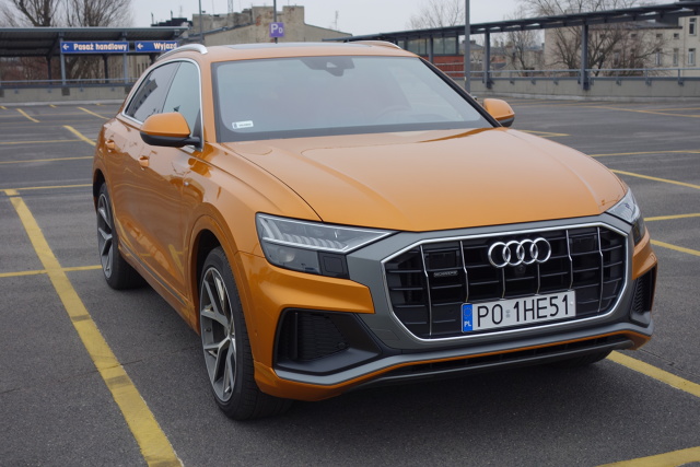 Audi Q8
Najtańsza wersja tego modelu kosztuje 369 tys. złotych. Jednak lista opcji, dodatkowego wyposażenia oraz specjałów z grupy Audi exclusive jest tyle, że możemy bez obaw zwiększyć ją dwukrotnie. Testowany egzemplarz wyceniono na około pół miliona złotych
Fot. Ryszard M. Perczak Audi Q8
Najtańsza wersja tego modelu kosztuje 369 tys. złotych. Jednak lista opcji, dodatkowego wyposażenia oraz specjałów z grupy Audi exclusive jest tyle, że możemy bez obaw zwiększyć ją dwukrotnie. Testowany egzemplarz wyceniono na około pół miliona złotych
Fot. Ryszard M. Perczak