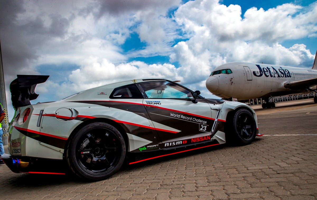 NISSAN GT‑R NISMO
Nissan ustanowił rekord Guinnessa w kategorii driftu z najwyższą prędkością. Specjalnie przygotowany NISSAN GT‑R NISMO z roku modelowego 2016 wszedł w poślizg kontrolowany przy prędkości 304,96 km/h.
Fot. Nissan NISSAN GT‑R NISMO
Nissan ustanowił rekord Guinnessa w kategorii driftu z najwyższą prędkością. Specjalnie przygotowany NISSAN GT‑R NISMO z roku modelowego 2016 wszedł w poślizg kontrolowany przy prędkości 304,96 km/h.
Fot. Nissan