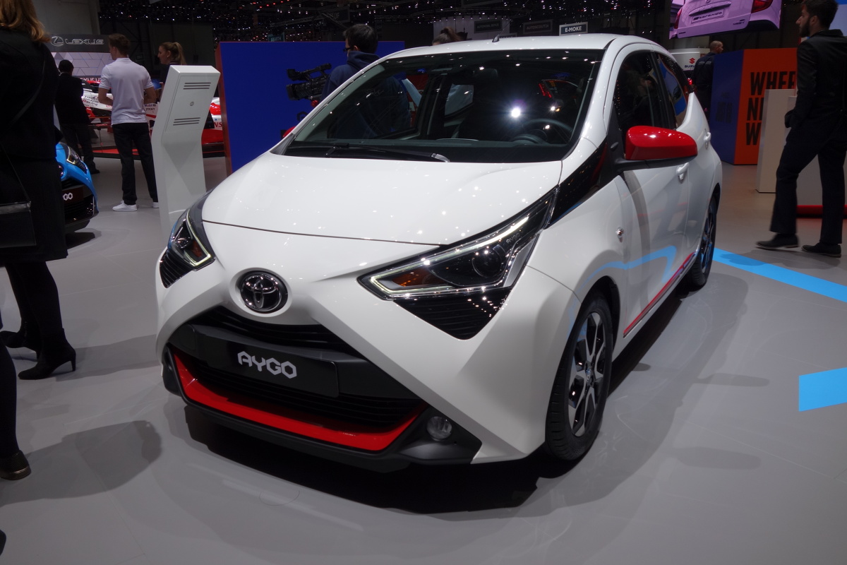 Toyota Aygo
Nowe Aygo otrzymało udoskonalone zawieszenie oraz zoptymalizowane oprogramowanie układu sterowania, co zwiększa szybkość i precyzję reakcji samochodu na działania kierowcy. Komfort jazdy poprawiają także dodatkowe materiały izolujące w desce rozdzielczej, przednich słupkach, drzwiach i klapie bagażnika.
Fot. Ryszard M. Perczak Toyota Aygo
Nowe Aygo otrzymało udoskonalone zawieszenie oraz zoptymalizowane oprogramowanie układu sterowania, co zwiększa szybkość i precyzję reakcji samochodu na działania kierowcy. Komfort jazdy poprawiają także dodatkowe materiały izolujące w desce rozdzielczej, przednich słupkach, drzwiach i klapie bagażnika.
Fot. Ryszard M. Perczak