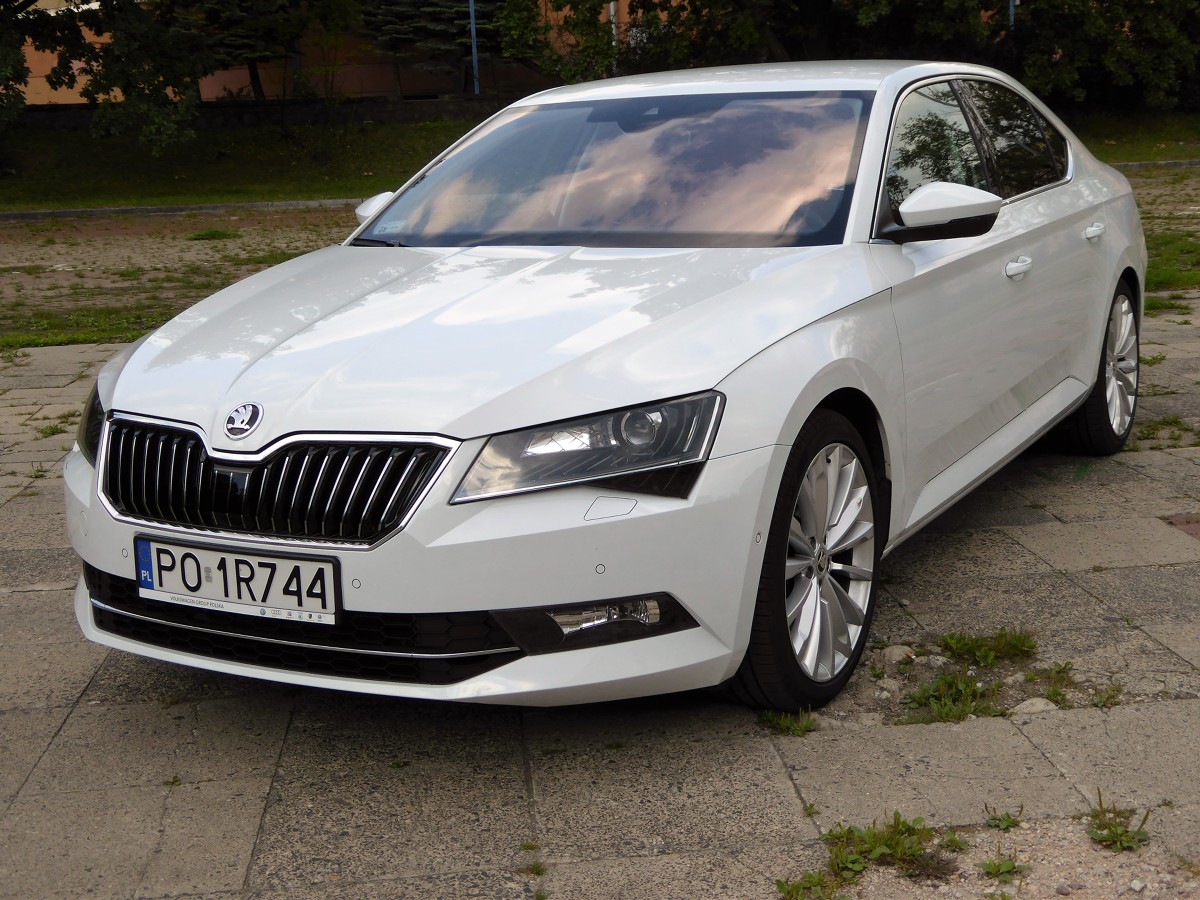 Skoda Superb
Skoda Superb prawie natychmiast, gdy się pojawiła na rynku, a było to w roku 2001, zyskała sympatię kierowców. W tym samochodzie od początku na pierwszy plan wysuwała się przestronność wnętrza. Dlatego, gdy wsiedliśmy do najnowszej (trzeciej już) generacji tej, obecnie największej ze Skód fakt, iż było w niej wyjątkowo przestronnie już nie robił takiego wrażenia.
fot. Marek Perczak Skoda Superb
Skoda Superb prawie natychmiast, gdy się pojawiła na rynku, a było to w roku 2001, zyskała sympatię kierowców. W tym samochodzie od początku na pierwszy plan wysuwała się przestronność wnętrza. Dlatego, gdy wsiedliśmy do najnowszej (trzeciej już) generacji tej, obecnie największej ze Skód fakt, iż było w niej wyjątkowo przestronnie już nie robił takiego wrażenia.
fot. Marek Perczak