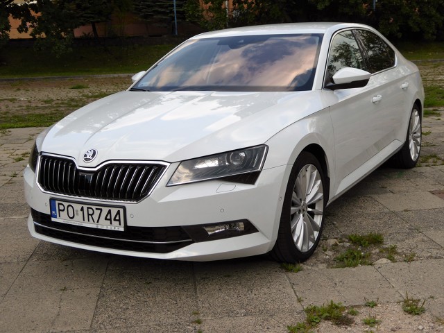 Skoda Superb
Skoda Superb prawie natychmiast, gdy się pojawiła na rynku, a było to w roku 2001, zyskała sympatię kierowców. W tym samochodzie od początku na pierwszy plan wysuwała się przestronność wnętrza. Dlatego, gdy wsiedliśmy do najnowszej (trzeciej już) generacji tej, obecnie największej ze Skód fakt, iż było w niej wyjątkowo przestronnie już nie robił takiego wrażenia.
fot. Marek Perczak Skoda Superb
Skoda Superb prawie natychmiast, gdy się pojawiła na rynku, a było to w roku 2001, zyskała sympatię kierowców. W tym samochodzie od początku na pierwszy plan wysuwała się przestronność wnętrza. Dlatego, gdy wsiedliśmy do najnowszej (trzeciej już) generacji tej, obecnie największej ze Skód fakt, iż było w niej wyjątkowo przestronnie już nie robił takiego wrażenia.
fot. Marek Perczak