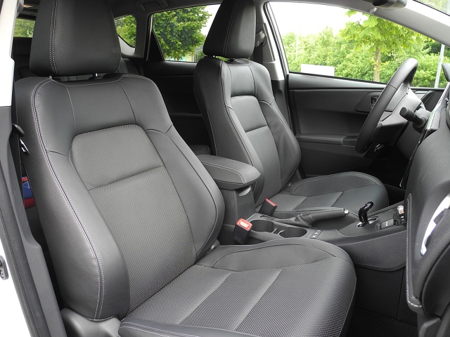 Toyota Auris Hybdrid
Toyota Auris jest dostępna w dwóch pięciodrzwiowych wersjach nadwoziowych - jako hatchback i kombi. Jako sedan auto występuje pod dobrze znaną Corolla. Jednak w tym wydaniu nie ma napędu hybrydowego.
Fot. Wojciech Frelichowski Toyota Auris Hybdrid
Toyota Auris jest dostępna w dwóch pięciodrzwiowych wersjach nadwoziowych - jako hatchback i kombi. Jako sedan auto występuje pod dobrze znaną Corolla. Jednak w tym wydaniu nie ma napędu hybrydowego.
Fot. Wojciech Frelichowski