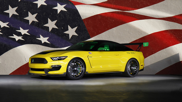 Ford "Ole Yeller" Mustang
Bazą do stworzenia pojazdu stał się Ford Mustang Shelby GT350. Inspiracja był natomiast słynny amerykański pilot Bob Hoover i jego P-51D Mustang.
Fot. Ford Ford "Ole Yeller" Mustang
Bazą do stworzenia pojazdu stał się Ford Mustang Shelby GT350. Inspiracja był natomiast słynny amerykański pilot Bob Hoover i jego P-51D Mustang.
Fot. Ford