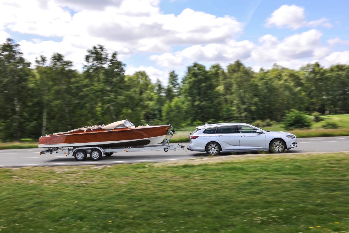 Opel Insignia Sports Tourer
Do holowania ciężkiej przyczepy niezbędna jest odpowiednia kombinacja silnika i skrzyni biegów — nowa Insignia Sports Tourer może holować przyczepę o masie do 2200 kilogramów (z hamulcem, przy nachyleniu terenu do 12 procent). Na szczególną uwagę zasługuje potężny czterocylindrowy silnik 2.0 turbo o mocy 191 kW (260 KM), rozwijający maksymalny moment obrotowy 400 Nm
Fot. Opel Opel Insignia Sports Tourer
Do holowania ciężkiej przyczepy niezbędna jest odpowiednia kombinacja silnika i skrzyni biegów — nowa Insignia Sports Tourer może holować przyczepę o masie do 2200 kilogramów (z hamulcem, przy nachyleniu terenu do 12 procent). Na szczególną uwagę zasługuje potężny czterocylindrowy silnik 2.0 turbo o mocy 191 kW (260 KM), rozwijający maksymalny moment obrotowy 400 Nm
Fot. Opel