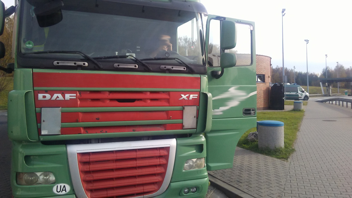 Dokumenty i dane cyfrowe z tachografu wskazywały na trzytygodniowy urlop. W rzeczywistości ukraiński kierowca skontrolowany przez Inspekcję Transportu Drogowego przez trzy tygodnie jeździł na cudzej karcie. Kierowcę ukarano mandatem, odpowiedzialność poniesie też przewoźnik.
Fot. ITD Dokumenty i dane cyfrowe z tachografu wskazywały na trzytygodniowy urlop. W rzeczywistości ukraiński kierowca skontrolowany przez Inspekcję Transportu Drogowego przez trzy tygodnie jeździł na cudzej karcie. Kierowcę ukarano mandatem, odpowiedzialność poniesie też przewoźnik.
Fot. ITD