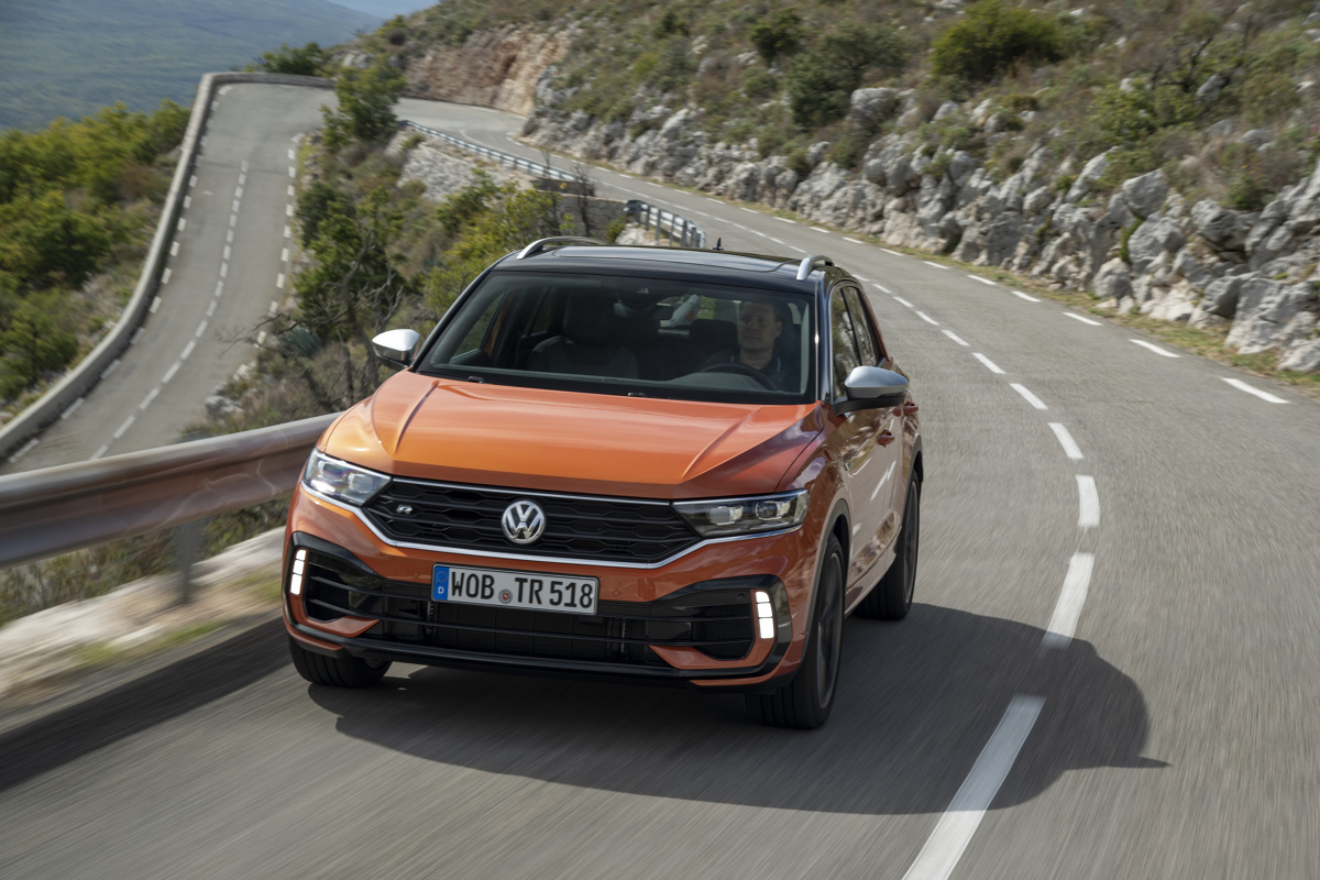 Wielu producentów korzysta z okazji i w momencie, gdy obecna generacja Volkswagena Golfa powoli schodzi z rynku w oczekiwaniu na następcę, promuje swoje modele i stara się wzbić na wyżyny w segmencie C. Ba! Nawet w obrębie Volkswagena jest model, który może okazać się świetną alternatywą dla topowego Golfa i dopóki nie pojawi się Golf R nowej generacji, a na to pewnie przyjdzie nam poczekać, to T-Roc R przejmie pałeczkę lidera w kategorii „najgorętszy model w ofercie”.
Fot. VW Wielu producentów korzysta z okazji i w momencie, gdy obecna generacja Volkswagena Golfa powoli schodzi z rynku w oczekiwaniu na następcę, promuje swoje modele i stara się wzbić na wyżyny w segmencie C. Ba! Nawet w obrębie Volkswagena jest model, który może okazać się świetną alternatywą dla topowego Golfa i dopóki nie pojawi się Golf R nowej generacji, a na to pewnie przyjdzie nam poczekać, to T-Roc R przejmie pałeczkę lidera w kategorii „najgorętszy model w ofercie”.
Fot. VW