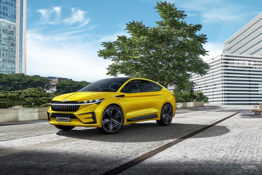 Skoda Vision IV
Do napędu Skody Vision iV przeznaczono dwa silniki elektryczne - jeden na przedniej osi, a drugi z tyłu. Łącznie zapewniają moc 225 kW (306 KM), która jest przekazywana na wszystkie koła. Jak informuje producent, maksymalny zasięg auta wynosi 500 km. Naładowanie baterii do 80 procent ich pojemności trwa 30 minut. Vision iV wyposażony jest w skanery laserowe i radarowe, dzięki czemu jest przygotowany do obsługi jazdy autonomicznej.
Fot. Skoda Skoda Vision IV
Do napędu Skody Vision iV przeznaczono dwa silniki elektryczne - jeden na przedniej osi, a drugi z tyłu. Łącznie zapewniają moc 225 kW (306 KM), która jest przekazywana na wszystkie koła. Jak informuje producent, maksymalny zasięg auta wynosi 500 km. Naładowanie baterii do 80 procent ich pojemności trwa 30 minut. Vision iV wyposażony jest w skanery laserowe i radarowe, dzięki czemu jest przygotowany do obsługi jazdy autonomicznej.
Fot. Skoda