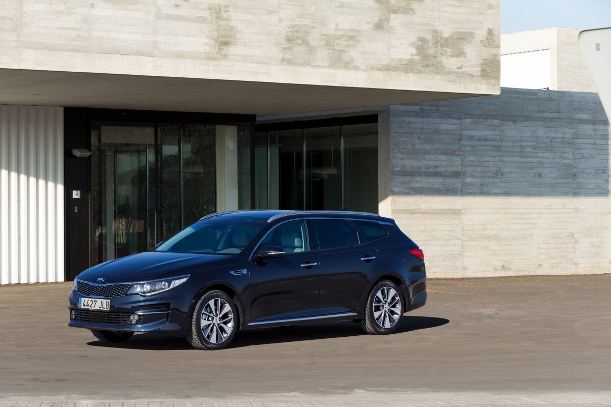 Kia Optima Sportswagon
Napędzana na przednie koła Optima Sportswagon będzie oferowana z trzema silnikami do wyboru, wszystkie spełniają normę emisji spalin Euro 6. Pod maskę może trafić turbodiesel 1.7 CRDi o mocy 141 KM lub wolnossący silnik 2.0 CVVL osiągający moc 163 KM.
Fot. Kia Kia Optima Sportswagon
Napędzana na przednie koła Optima Sportswagon będzie oferowana z trzema silnikami do wyboru, wszystkie spełniają normę emisji spalin Euro 6. Pod maskę może trafić turbodiesel 1.7 CRDi o mocy 141 KM lub wolnossący silnik 2.0 CVVL osiągający moc 163 KM.
Fot. Kia