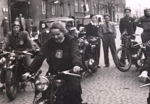 Krystyna Olszewska, zawodniczka sekcji motorowej klubu Stal i jej SHL M 04. W głębi z prawej - intrygujący motocykl "samoróbka", prawdopodobnie dostosowany do wyścigów żużlowych. 