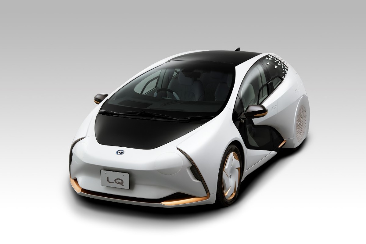 Toyota LQ
Elektryczna Toyota LQ nie tylko nie emituje żadnych spalin, ale aktywnie oczyszcza powietrze z zanieczyszczeń. Nowo opracowana powłoka katalityczna podczas jazdy samochodu przetwarza ozon na cząsteczki tlenu. Ozon znajdujący się przy powierzchni ziemi tworzy fotochemiczny smog i jest szkodliwy dla zdrowia, powodując m.in. choroby układu oddechowego. Nowe rozwiązanie Toyoty w ciągu godziny jazdy oczyszcza z ozonu 1000 litrów powietrza z 60-procentową skutecznością.
Fot. Toyota Toyota LQ
Elektryczna Toyota LQ nie tylko nie emituje żadnych spalin, ale aktywnie oczyszcza powietrze z zanieczyszczeń. Nowo opracowana powłoka katalityczna podczas jazdy samochodu przetwarza ozon na cząsteczki tlenu. Ozon znajdujący się przy powierzchni ziemi tworzy fotochemiczny smog i jest szkodliwy dla zdrowia, powodując m.in. choroby układu oddechowego. Nowe rozwiązanie Toyoty w ciągu godziny jazdy oczyszcza z ozonu 1000 litrów powietrza z 60-procentową skutecznością.
Fot. Toyota