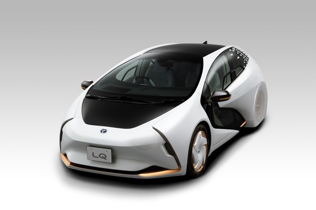 Toyota LQ
Elektryczna Toyota LQ nie tylko nie emituje żadnych spalin, ale aktywnie oczyszcza powietrze z zanieczyszczeń. Nowo opracowana powłoka katalityczna podczas jazdy samochodu przetwarza ozon na cząsteczki tlenu. Ozon znajdujący się przy powierzchni ziemi tworzy fotochemiczny smog i jest szkodliwy dla zdrowia, powodując m.in. choroby układu oddechowego. Nowe rozwiązanie Toyoty w ciągu godziny jazdy oczyszcza z ozonu 1000 litrów powietrza z 60-procentową skutecznością.
Fot. Toyota Toyota LQ
Elektryczna Toyota LQ nie tylko nie emituje żadnych spalin, ale aktywnie oczyszcza powietrze z zanieczyszczeń. Nowo opracowana powłoka katalityczna podczas jazdy samochodu przetwarza ozon na cząsteczki tlenu. Ozon znajdujący się przy powierzchni ziemi tworzy fotochemiczny smog i jest szkodliwy dla zdrowia, powodując m.in. choroby układu oddechowego. Nowe rozwiązanie Toyoty w ciągu godziny jazdy oczyszcza z ozonu 1000 litrów powietrza z 60-procentową skutecznością.
Fot. Toyota