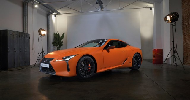 Lexus LC 500h Matte Prototype
Napęd hybrydowy oparty na 3,5-litrowym, 24-zaworowym silniku V6 DOHC z układem zmiennych faz rozrządu rozwija moc 359 KM i rozpędza LC do 100 km/h w 5 s.
Fot. Lexus Lexus LC 500h Matte Prototype
Napęd hybrydowy oparty na 3,5-litrowym, 24-zaworowym silniku V6 DOHC z układem zmiennych faz rozrządu rozwija moc 359 KM i rozpędza LC do 100 km/h w 5 s.
Fot. Lexus