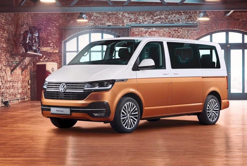 Światowa premiera kolejnej odsłony legendarnego modelu serii T – Multivana 6.1
Gama najnowszych silników TDI obejmuje jednostki napędowe o mocy od 90 do 199 KM. Nowością w ofercie jest wersja elektryczna, która – w zależności od pojemności akumulatora – umożliwia zasięg do ponad 400 km. W pierwszych krajach model T6.1 będzie oferowany od jesieni tego roku.
Fot. Volkswagen Światowa premiera kolejnej odsłony legendarnego modelu serii T – Multivana 6.1
Gama najnowszych silników TDI obejmuje jednostki napędowe o mocy od 90 do 199 KM. Nowością w ofercie jest wersja elektryczna, która – w zależności od pojemności akumulatora – umożliwia zasięg do ponad 400 km. W pierwszych krajach model T6.1 będzie oferowany od jesieni tego roku.
Fot. Volkswagen