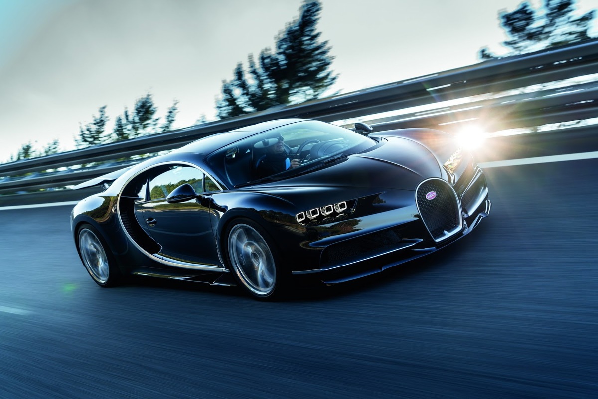 Bugatti Chiron
Sercem hipersamochodu jest umieszczony centralnie motor W16 o pojemności 8 litrów z poczwórnym doładowaniem. Moc 1500 KM dostępna jest przy 6700 obr./min., a 1600 Nm maksymalnego momentu obrotowego pojawia się w przedziale 2000-6000 obr./min.
Fot. Bugatti Bugatti Chiron
Sercem hipersamochodu jest umieszczony centralnie motor W16 o pojemności 8 litrów z poczwórnym doładowaniem. Moc 1500 KM dostępna jest przy 6700 obr./min., a 1600 Nm maksymalnego momentu obrotowego pojawia się w przedziale 2000-6000 obr./min.
Fot. Bugatti