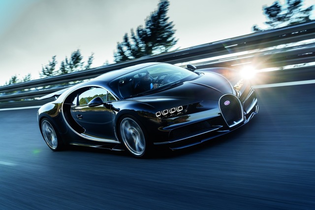 Bugatti Chiron

Sercem hipersamochodu jest umieszczony centralnie motor W16 o pojemności 8 litrów z poczwórnym doładowaniem. Moc 1500 KM dostępna jest przy 6700 obr./min., a 1600 Nm maksymalnego momentu obrotowego pojawia się w przedziale 2000-6000 obr./min. 

Fot. Bugatti 