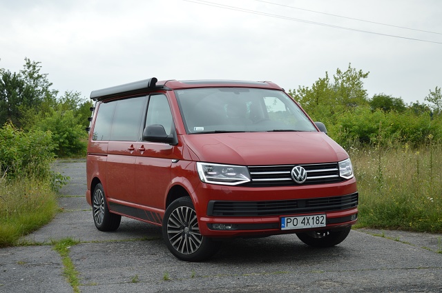 Volkswagen California
California oferowana jest z dwoma 2-litrowymi silnikami - benzynowym i wysokoprężnym. Oba są turbodoładowane oraz z bezpośrednim wtryskiem paliwa. I oba występują w kilku zakresach mocy. Wśród wersji wysokoprężnych najmocniejszym wariantem jest silnik o mocy 204 KM (z podwójnym doładowaniem). Właśnie w taką jednostkę, skonfigurowaną z siedmiostopniową dwusprzęgłową przekładnię DSG, wyposażone było auto testowe.
Fot. Wojciech Frelichowski Volkswagen California
California oferowana jest z dwoma 2-litrowymi silnikami - benzynowym i wysokoprężnym. Oba są turbodoładowane oraz z bezpośrednim wtryskiem paliwa. I oba występują w kilku zakresach mocy. Wśród wersji wysokoprężnych najmocniejszym wariantem jest silnik o mocy 204 KM (z podwójnym doładowaniem). Właśnie w taką jednostkę, skonfigurowaną z siedmiostopniową dwusprzęgłową przekładnię DSG, wyposażone było auto testowe.
Fot. Wojciech Frelichowski