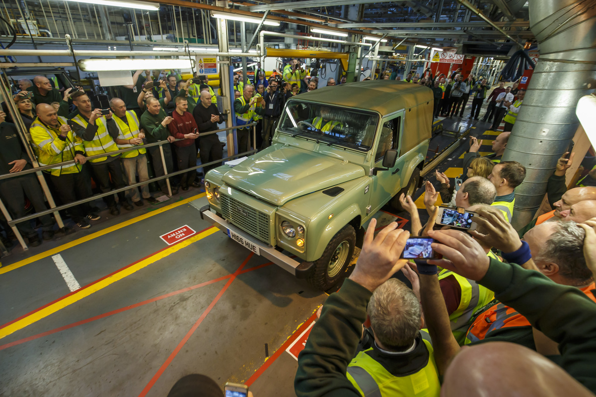 Land Rover Defender
Ostatni egzemplarz kultowej terenówki zjechał z linii montażowej fabryki w Solihull 29 stycznia 2016 roku. W uroczystym pożegnaniu Defendera wzięło udział 700 aktualnych i byłych pracowników Land Rovera.
Fot. Land Rover Land Rover Defender
Ostatni egzemplarz kultowej terenówki zjechał z linii montażowej fabryki w Solihull 29 stycznia 2016 roku. W uroczystym pożegnaniu Defendera wzięło udział 700 aktualnych i byłych pracowników Land Rovera.
Fot. Land Rover