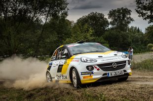 Opel Rallye Junior Team zdecydowanie zdominował trzecią rundę Rajdowych Mistrzostw Europy Juniorów (FIA ERC Junior U27). Finn Jari Huttunen (23‑latek z Kiuruvesi) i jego pilot Antti Linnaketo wywalczyli fabrycznym, 190-konnym Adamem R2 swoje pierwsze zwycięstwo w Mistrzostwach Europy Juniorów. <br><br>fot. Opel