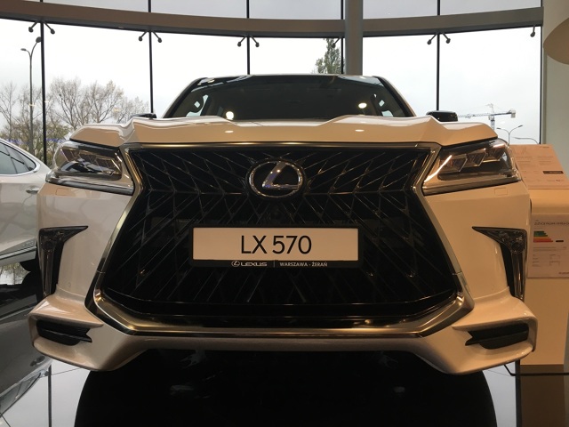 Lexus LX 570
Lexus LX 570 to prawdziwy rarytas. Największy SUV japońskiej marki nie był nigdy szeroko oferowany w Europie Zachodniej. Jednak w tym roku do Polski trafiła limitowana edycja 50 egzemplarzy tego luksusowego modelu. Jeden z nich można kupić w salonie w Warszawie.
Fot. ComplexPR Lexus LX 570
Lexus LX 570 to prawdziwy rarytas. Największy SUV japońskiej marki nie był nigdy szeroko oferowany w Europie Zachodniej. Jednak w tym roku do Polski trafiła limitowana edycja 50 egzemplarzy tego luksusowego modelu. Jeden z nich można kupić w salonie w Warszawie.
Fot. ComplexPR