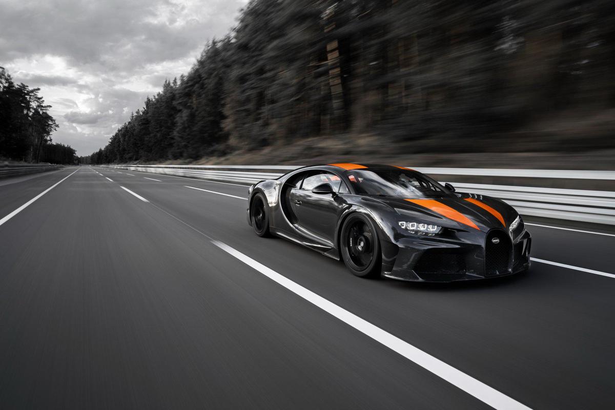 Bugatti Chiron
Andy Wallace za kierownicą specjalnej wersji Bugatti Chiron, rozpędzał auto na torze Ehra-Lessien. To tor testowy Volkswagena w Niemczech.
Fot. Bugatti Bugatti Chiron
Andy Wallace za kierownicą specjalnej wersji Bugatti Chiron, rozpędzał auto na torze Ehra-Lessien. To tor testowy Volkswagena w Niemczech.
Fot. Bugatti