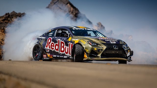 W ubiegłym roku drifter Ahmad Daham i oficjalny dystrybutor Lexusa w Zjednoczonych Emiratach Arabskich pokazali światu wyjątkowe auto – sportowe coupé RC F w ekstremalnej wersji do driftu. Samochód imponował mocą i poziomem zaawansowania, ale w tym roku zawodnik sponsorowany przez Red Bulla i jego ekipa postanowili podnieść poprzeczkę wyżej. Tak powstał jeszcze mocniejszy i jeszcze lżejszy Lexus RC F w driftingowej specyfikacji. Przyglądamy się detalom nowego projektu. A te robią wrażenie!
Fot. materiały prasowe W ubiegłym roku drifter Ahmad Daham i oficjalny dystrybutor Lexusa w Zjednoczonych Emiratach Arabskich pokazali światu wyjątkowe auto – sportowe coupé RC F w ekstremalnej wersji do driftu. Samochód imponował mocą i poziomem zaawansowania, ale w tym roku zawodnik sponsorowany przez Red Bulla i jego ekipa postanowili podnieść poprzeczkę wyżej. Tak powstał jeszcze mocniejszy i jeszcze lżejszy Lexus RC F w driftingowej specyfikacji. Przyglądamy się detalom nowego projektu. A te robią wrażenie!
Fot. materiały prasowe